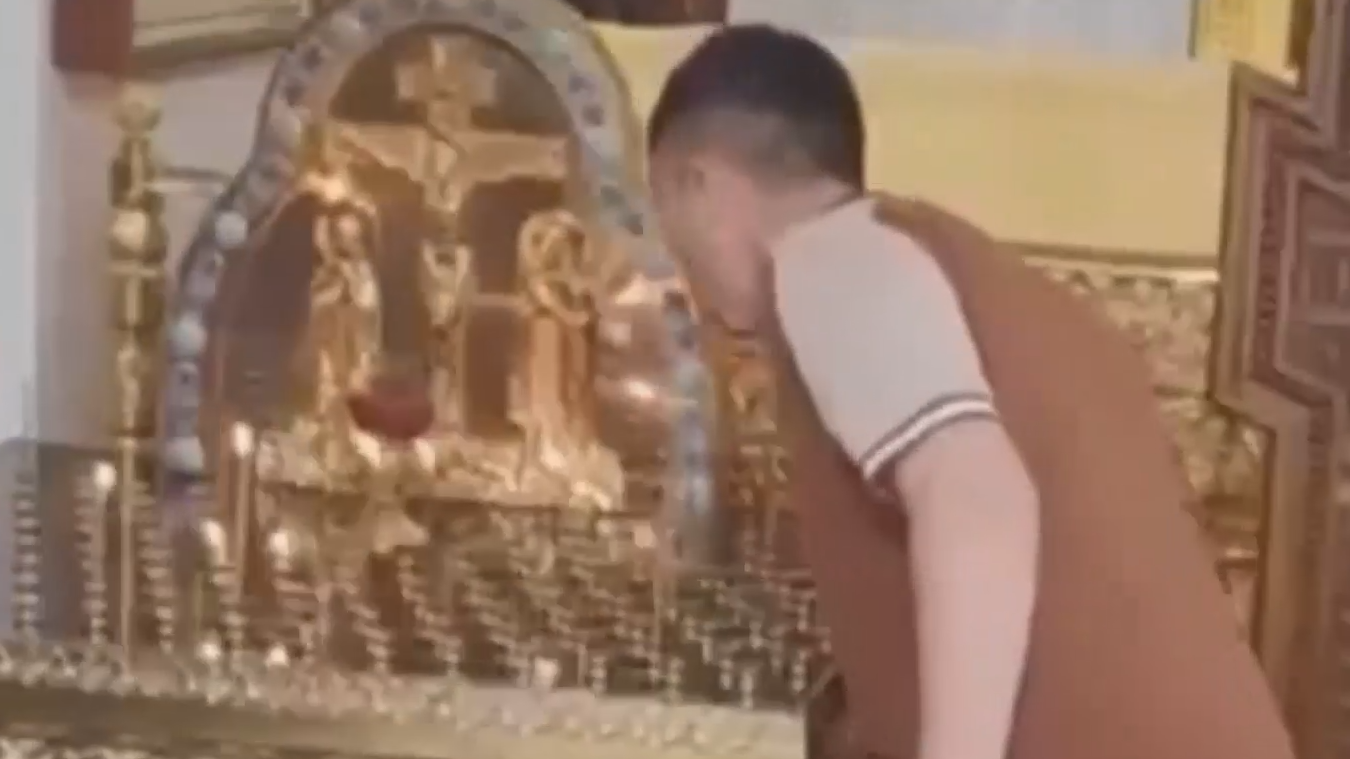 Задувшего свечи в храме мужчину отправят на лечение в психбольницу