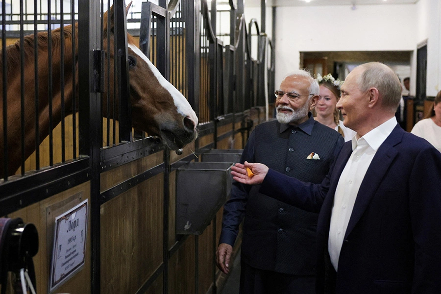 На фото: Владимир Путин и премьер-министр Индии Нарендра Моди угощают морковкой коней по кличке Лорд и Глинтвейн во время визита Моди в Россию в июле.