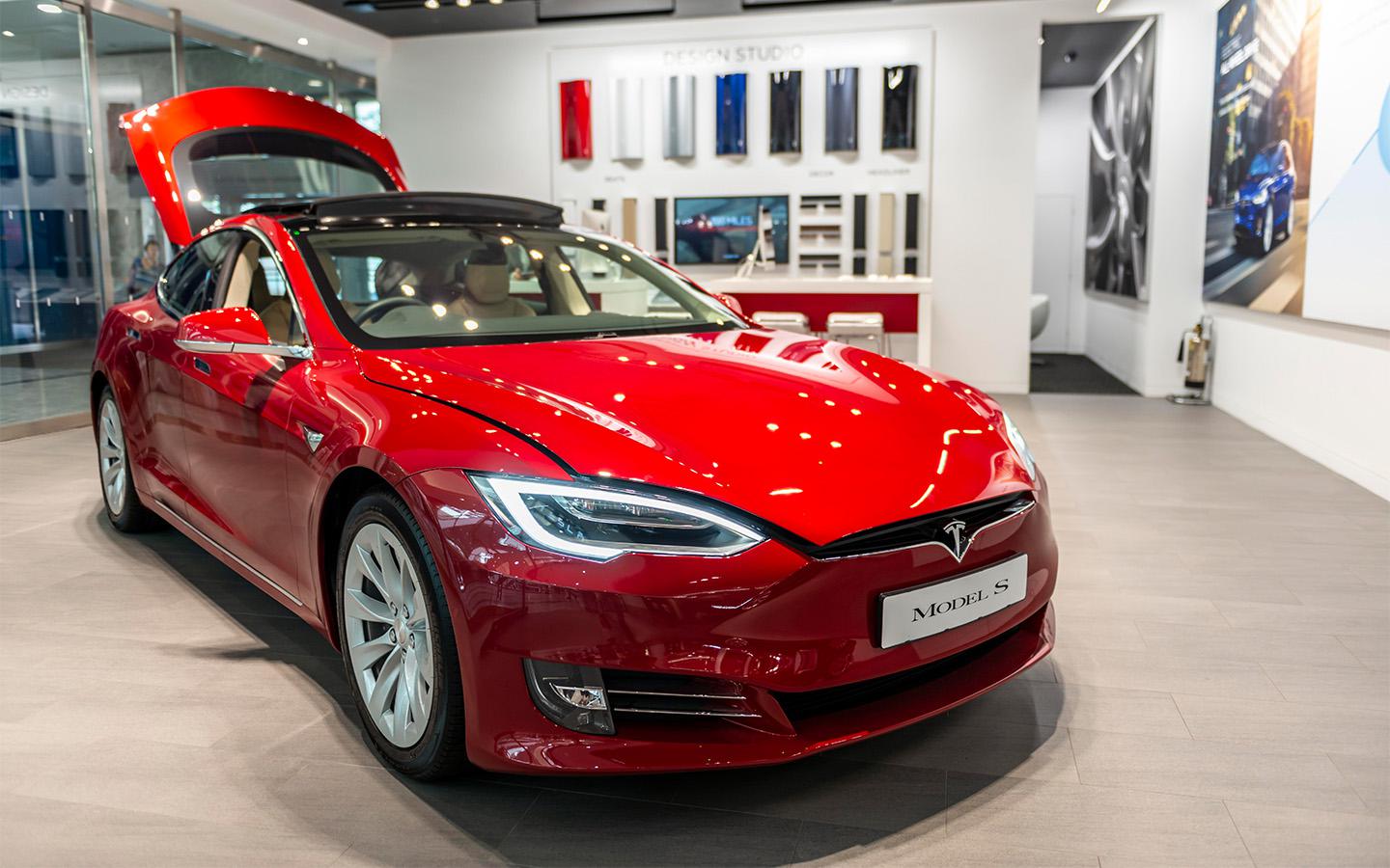До минус 81%. Почему Tesla тонет на европейском авторынке