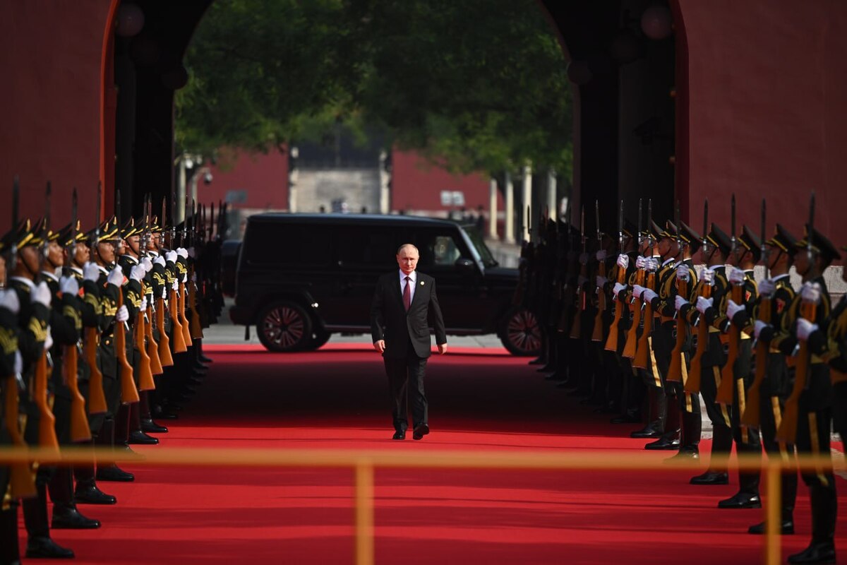 Путин и другие иностранные лидеры на военном параде в Пекине. Фото