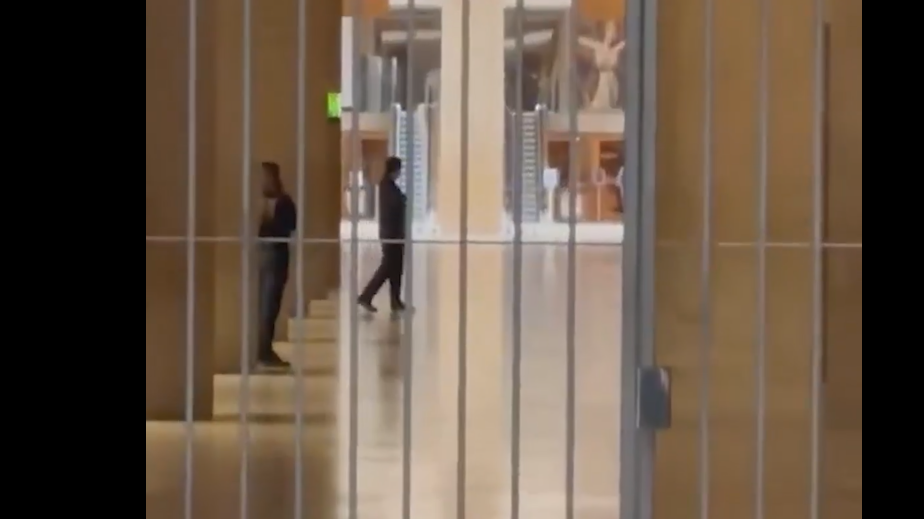 В Лувре произошло ограбление