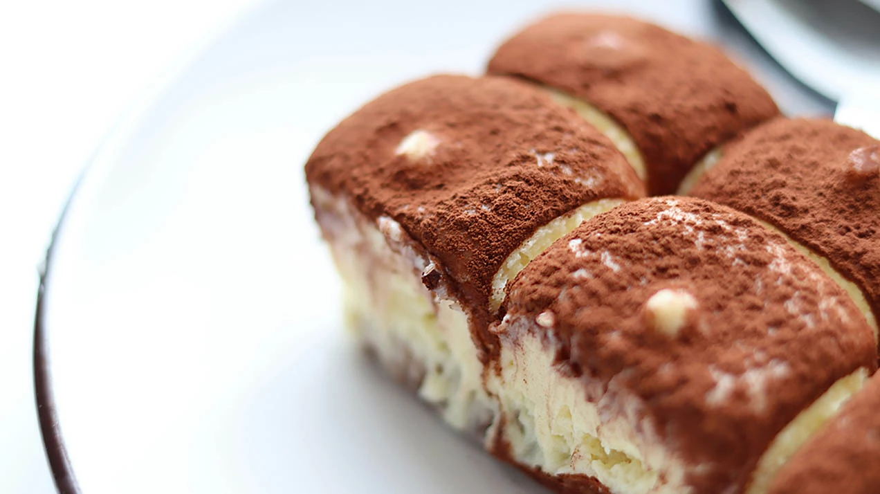 От тирамису к баскскому чизкейку: эволюция сладкого в десертных витринах