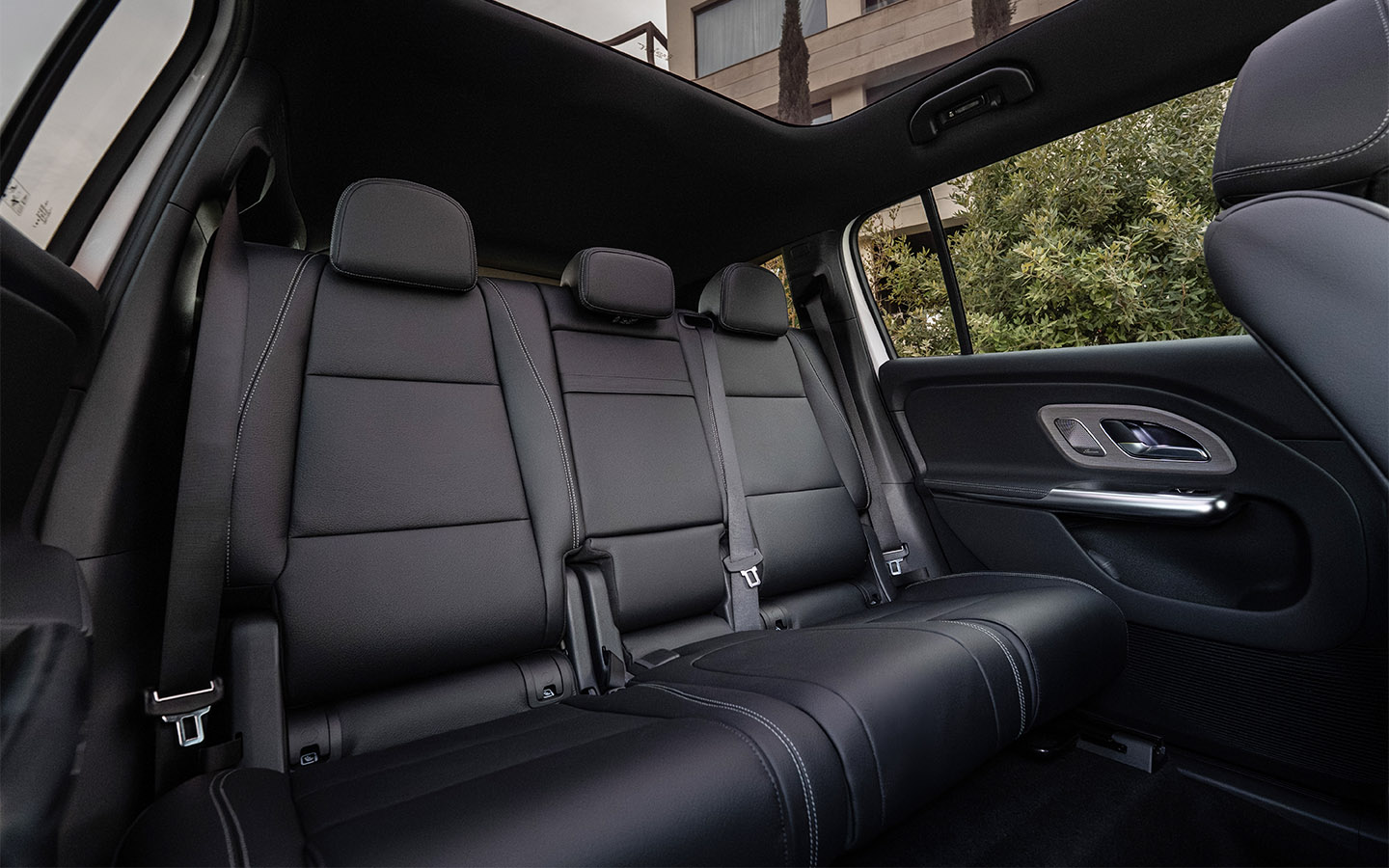 Хотя это все&nbsp;еще&nbsp;не полноразмерный семиместный автомобиль, места в каждом ряду стало больше, чем было раньше