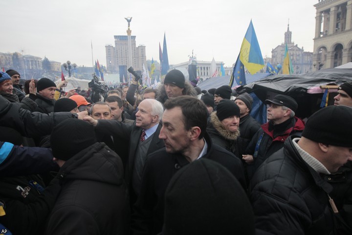 Сенатор Джон Маккейн выступил на Евромайдане