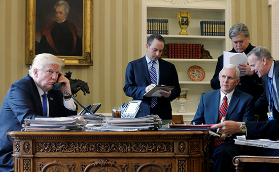Президент США Дональд Трамп и пресс-секретарь Белого дома Шон Спайсер


