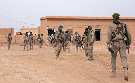Боевики сирийской демократической армии к северу от Ракки, Сирия



