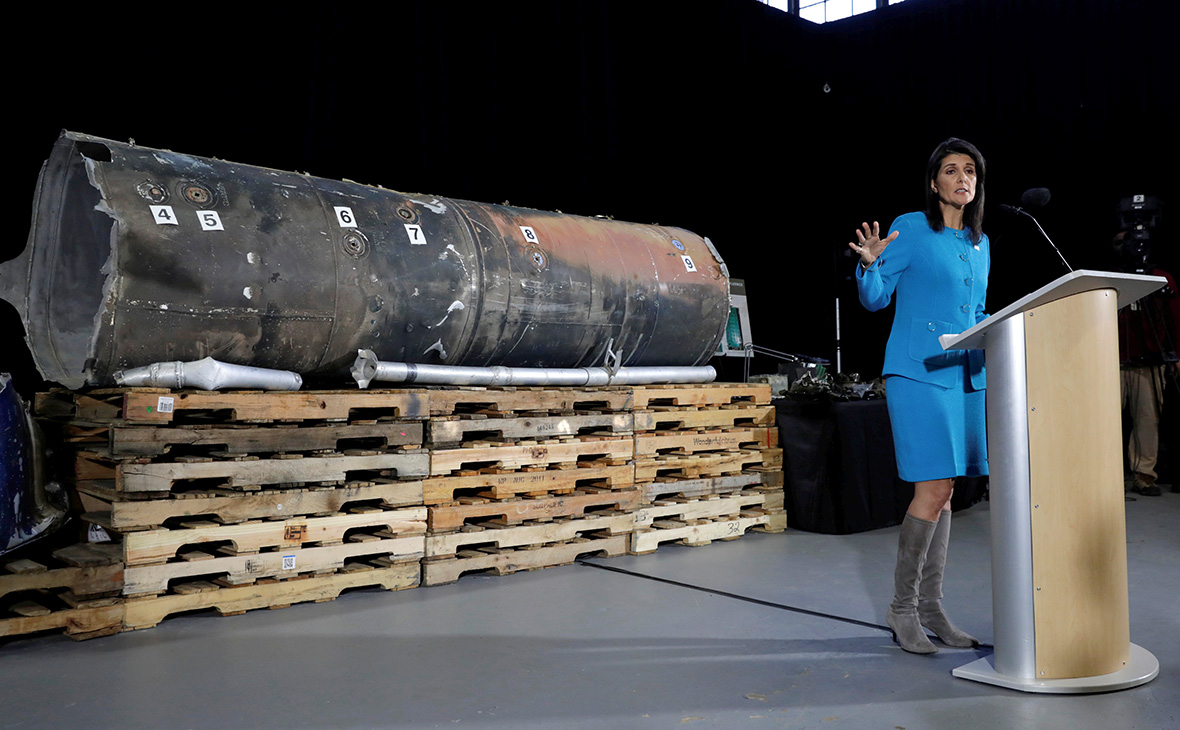 Никки Хейли&nbsp;​представила на&nbsp;пресс-конференции баллистическую ракету, запущенную в начале ноября с территории Йемена в сторону Эр-Рияда. 14 декабря 2017 года