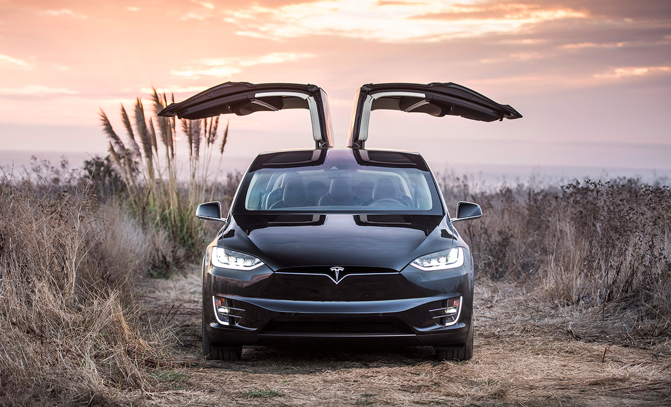 Электрокроссовер Tesla Model X с подъемными задними дверьми и впечатляющей динамикой не выглядит чужим среди суперкаров. До &laquo;сотни&raquo; он разгоняется за 3,1 секунды. Средневзвешенная цена у него соответствующая &mdash; 22 млн 326 тыс. рублей.