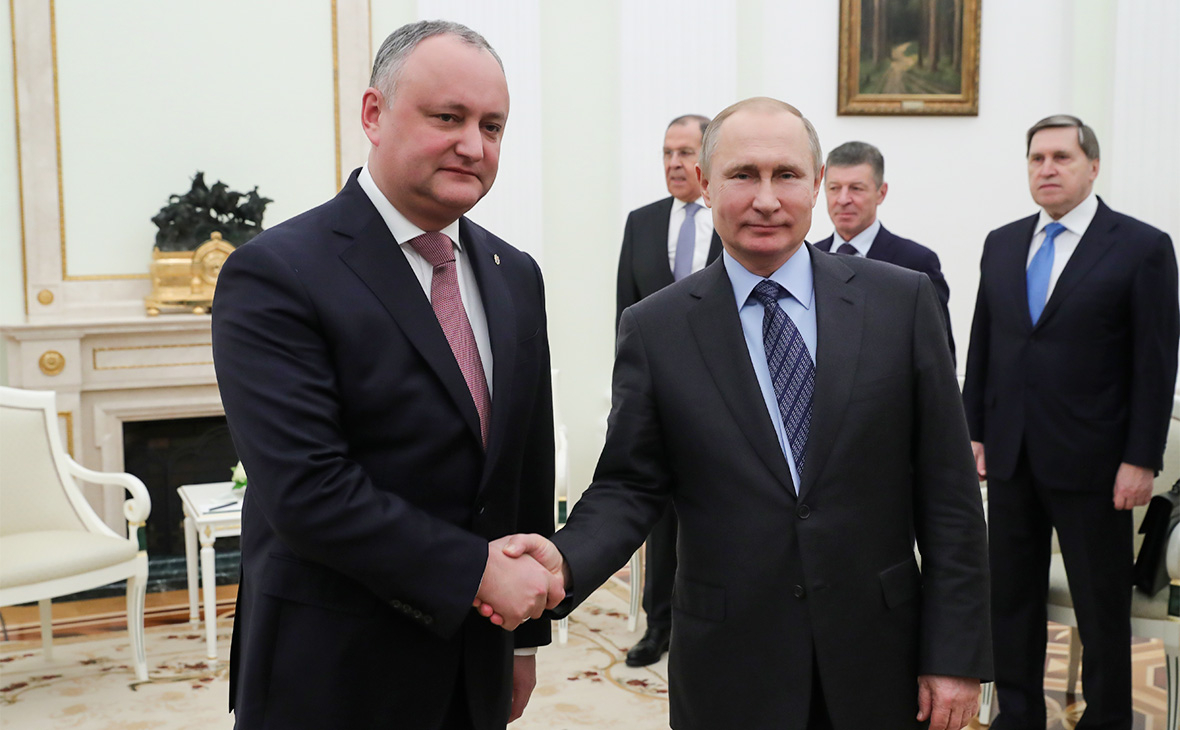 Игорь Додон и Владимир Путин (справа)