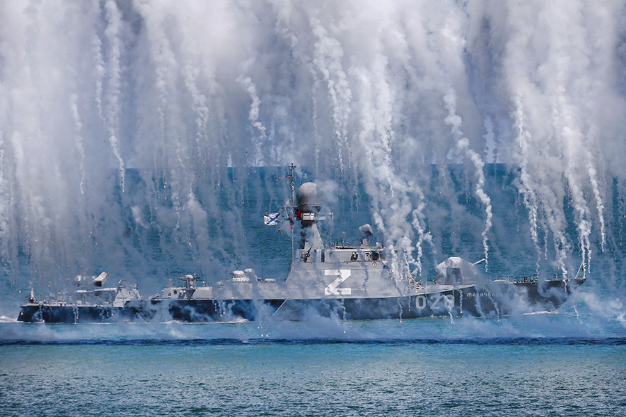 Малый артиллерийский корабль &laquo;Махачкала&raquo; во время Военно-морского парада в&nbsp;Каспийске