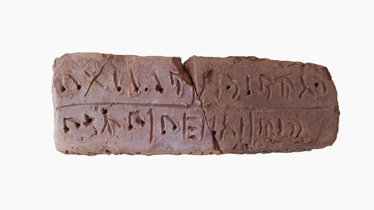 <p>Глиняная табличка с алфавитом, который удалось расшифровать ученым</p>