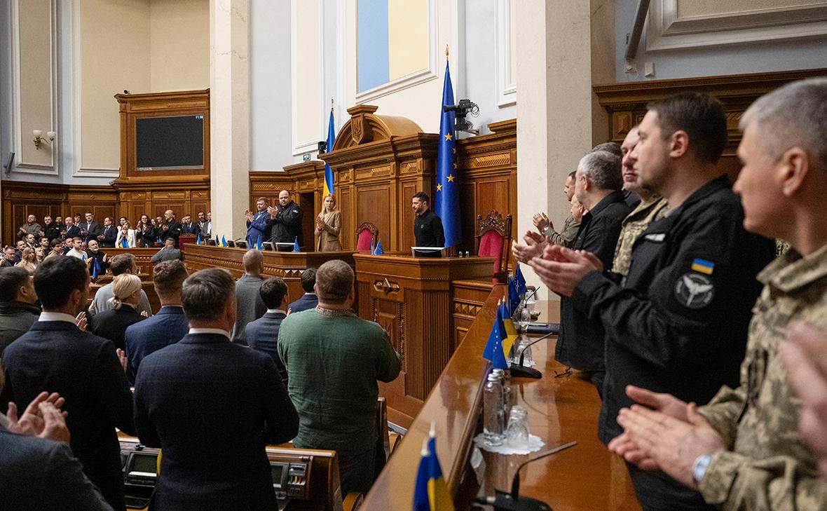 Владимир Зеленский (в центре)