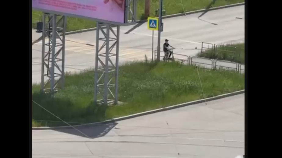 В Магнитогорске самокатчик ушел от полицейской погони. Видео