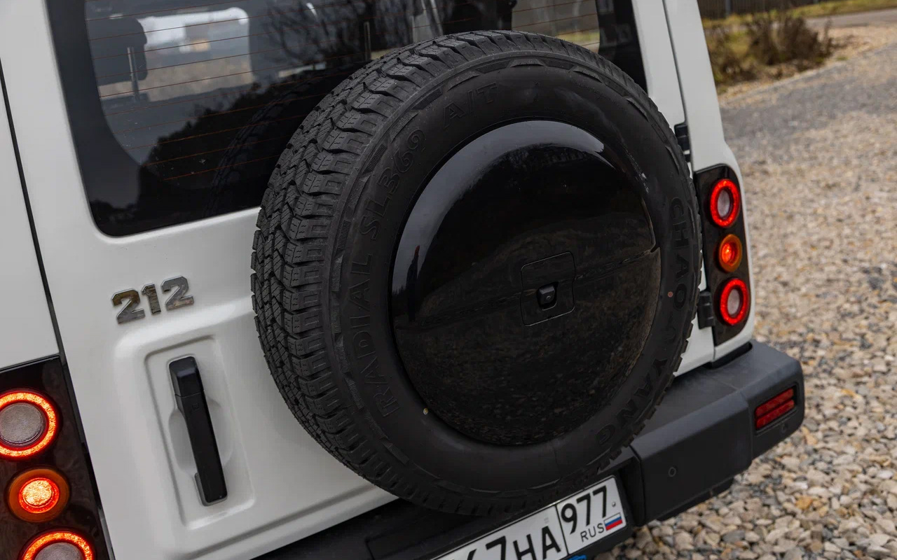 У BAW 212 имеется полноразмерное запасное колесо, но есть одно но: чтобы снять с двери багажника запаску, нужно повозиться с задней камерой