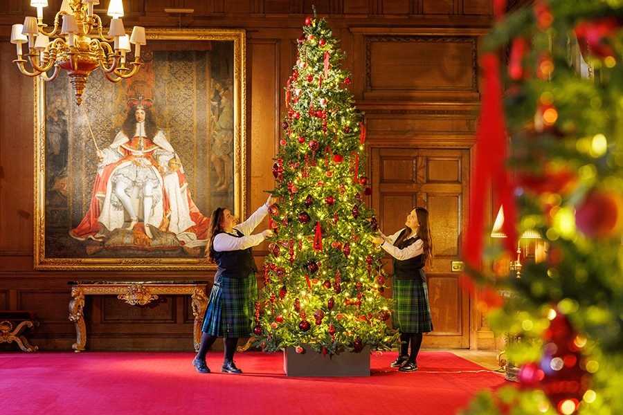Высота новогодней елки в резиденции британских монархов в Шотландии&nbsp;&mdash; 3,7 метра.