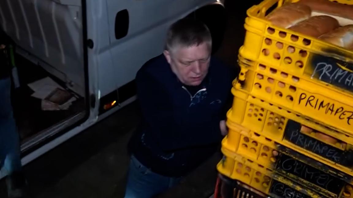 Фицо вышел на ночную смену грузчиком. Видео