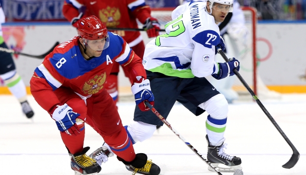 Российские хоккеисты противостоят словенцам.