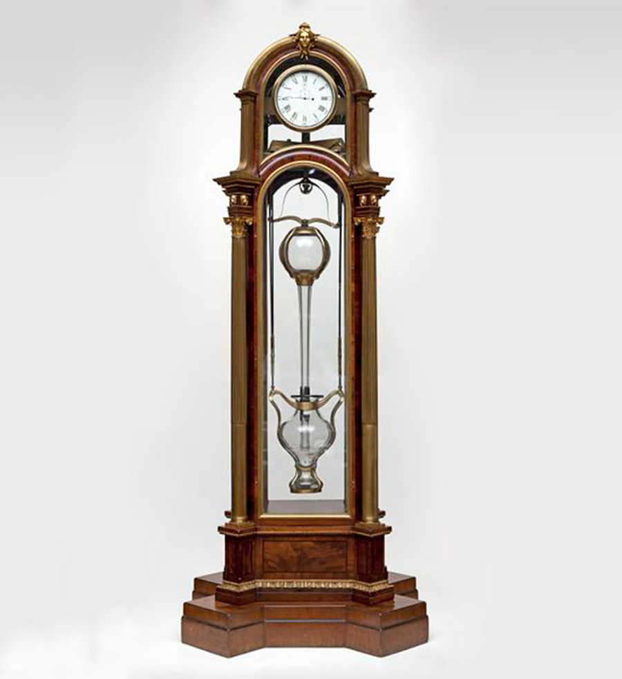 В середине XVIII&nbsp;века британский часовщик Джеймс Кокс изобрел напольные часы вечного движения. В качестве движущей силы служила ртуть &mdash; под влиянием атмосферного давления она перемещалась из стеклянного сосуда в стеклянную трубку. Сосуд и трубки были подвешены на цепях и уравновешены противовесами. В устройстве использовалось около 68&nbsp;кг ртути, а сам изобретатель называл их настоящим вечным двигателем. Сейчас изобретение хранится в лондонском Музее Виктории и Альберта (уже без ртути).
