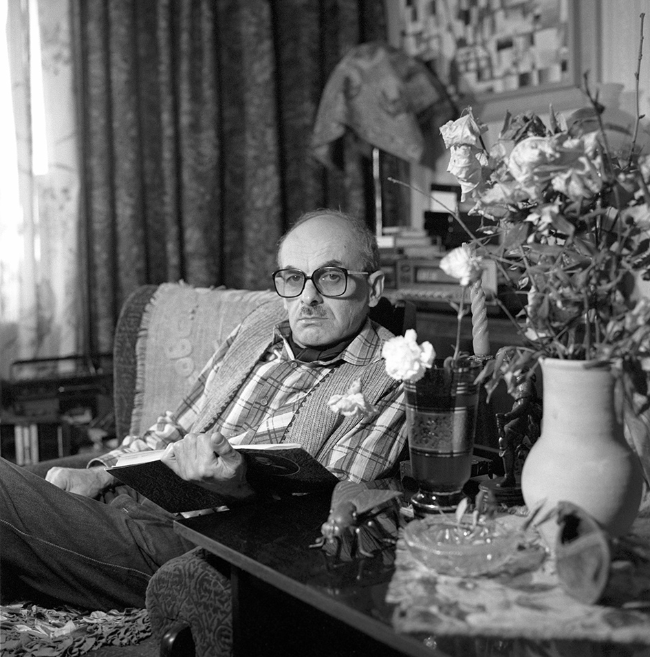 Поэт, прозаик, киносценарист Булат Окуджава в домашней обстановке. 1982 год
