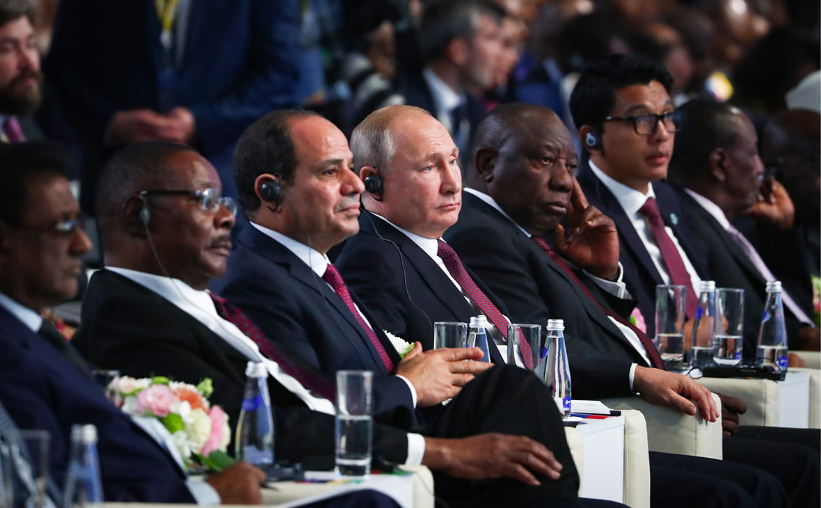 Президент Египта Абдель Фаттах ас-Сиси и президент России Владимир Путин (в центре слева направо)