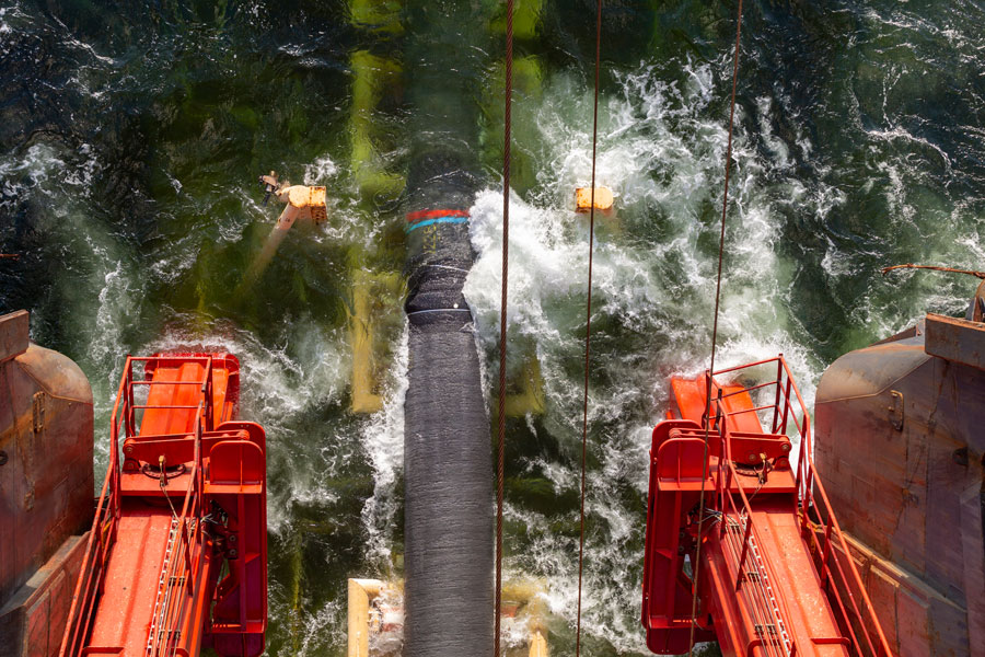 Так выглядит процесс укладки газопровода &laquo;Северный поток-2&raquo; в Финском заливе с борта судна Solitaire. Отдельные секции труб свариваются в единую плеть.

В 2005 году грузоподъемность Solitaire была увеличена до 1050 т, что позволило заниматься укладкой самых тяжелых трубопроводов в мире.

​В 2007 году команда судна установила мировой рекорд по укладке сверхглубоководных трубопроводов, протянув трубы на глубине 2775&nbsp;м
