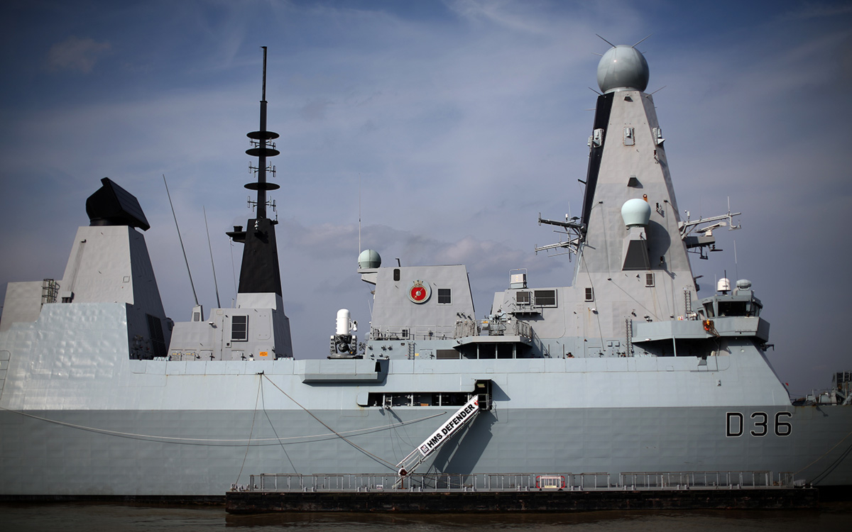 Минобороны Британии назвало ошибкой потерю документов об эсминце Defender