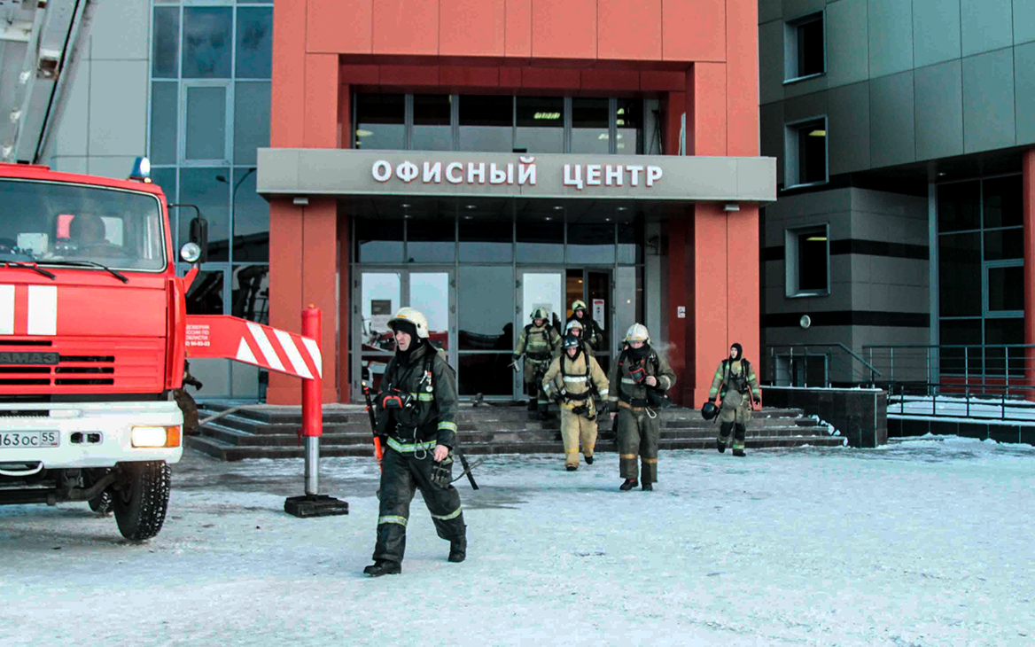 Из-за пожара в торговом центре в Омске эвакуированы 800 человек