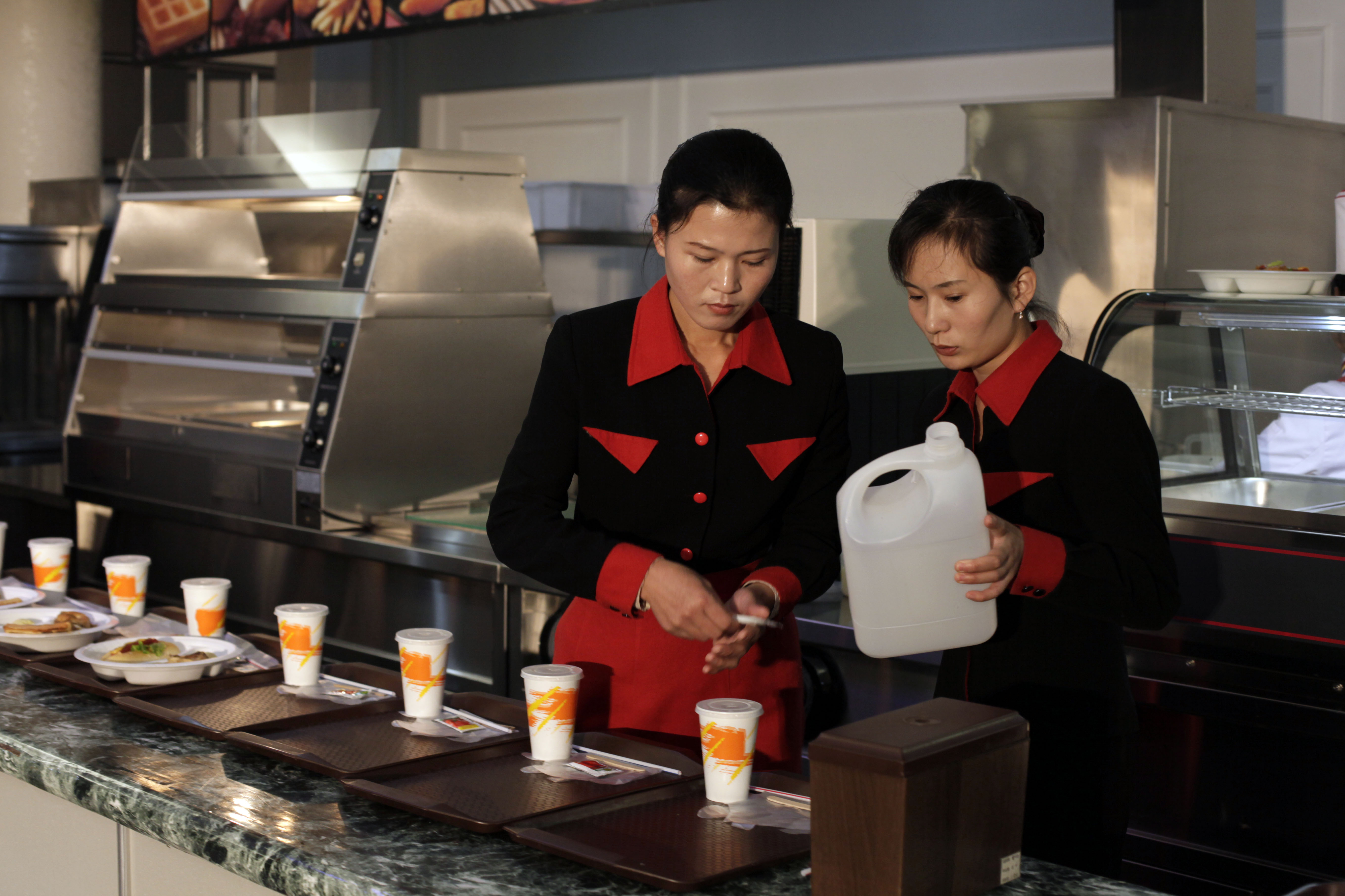 <p>В отличие от классических McDonald&rsquo;s, в северокорейских Samtaesong действует принцип полноценного обслуживания, как в&nbsp;ресторанах. Заказанные бургеры и напитки посетителям приносят официантки.</p>