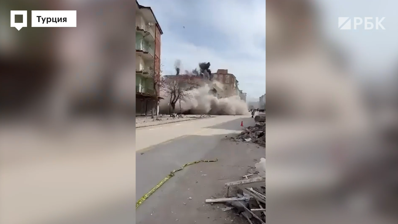 В Турции после землетрясения продолжают рушиться дома. Видео