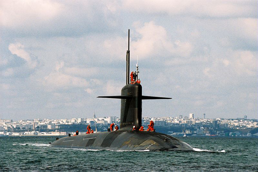 Атомная подводная лодка типа Triomphant способна нести до 16 межконтинентальных баллистических ракет M51. Первая субмарина вступила в строй в 1997 году. Может развивать подводную скорость до 25 узлов