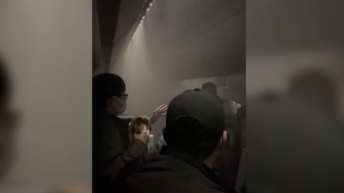 Пассажирский самолет Japan Airlines загорелся при посадке в Токио. Видео