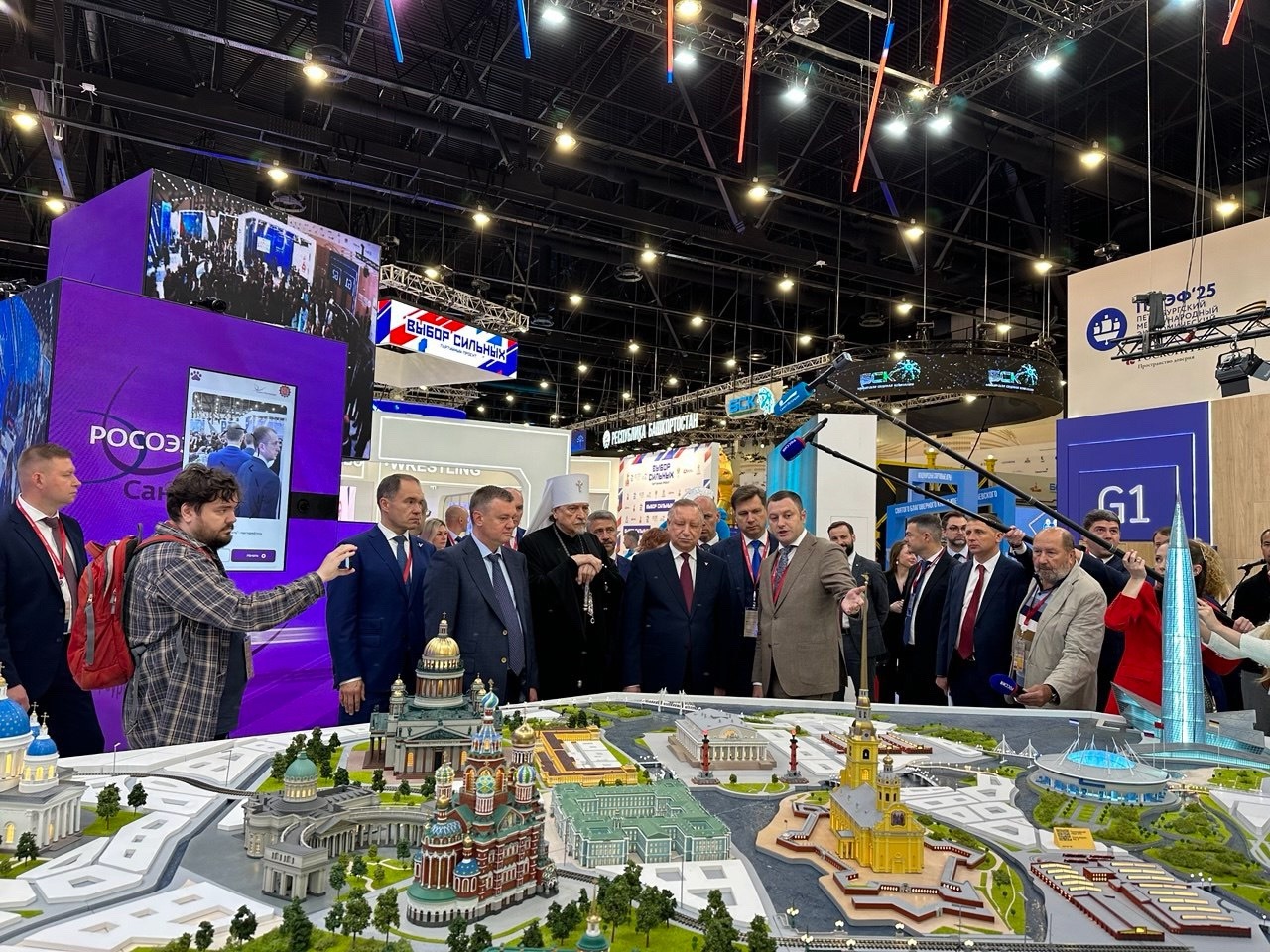 Экспозиция инвестиционных проектов города на ПМЭФ-2025