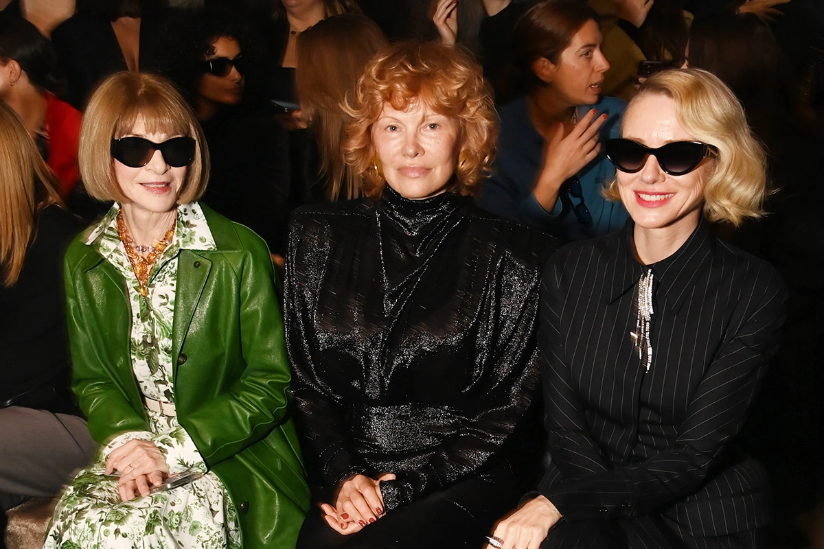 Парижская неделя моды (cлева направо): Анна Винтур, Памела Андерсон и Наоми Уоттс, 02 октября 2025 года