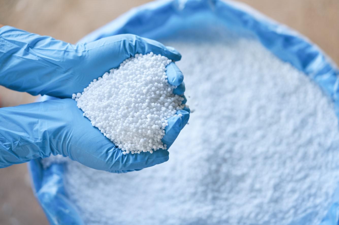 Карбамид вводят в промышленные противогололедные смеси для снижения коррозии