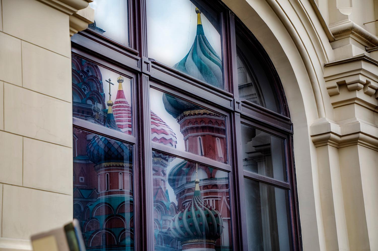 Отражение куполов храма Василия Блаженного