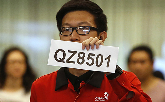 Сотрудник аэропорта Чанги в Сингапуре с номером пропавшего рейса QZ 8501