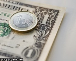 Курс евро упал на 10 копеек, курс доллара - на 13 копеек