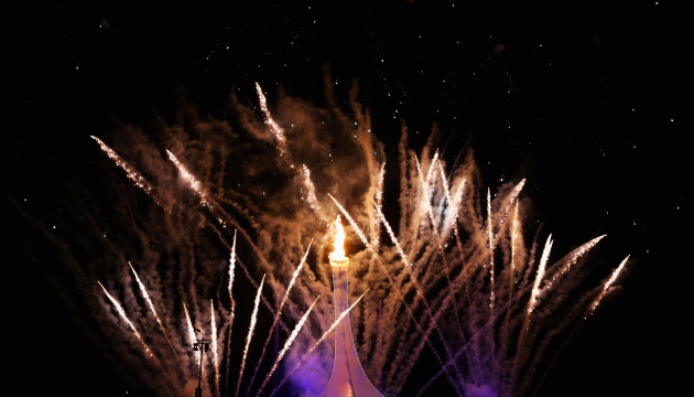 Праздничный салют у чаши огня на церемонии открытия Олимпийских игр в Сочи.