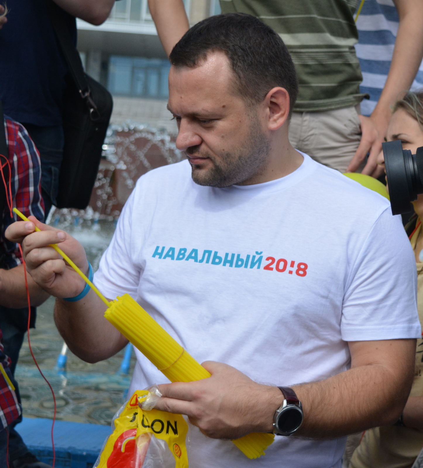Плакаты с изображением карикатуры принадлежат руководителю штаба Навального в Новосибирске Сергею Бойко