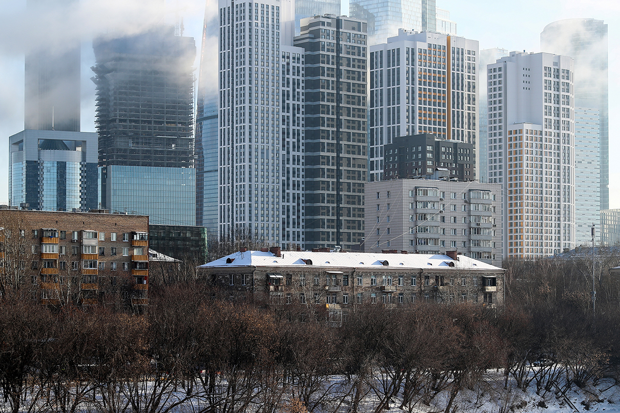 Вид на жилые дома строящегося комплекса Headliner в Пресненском районе и ММДЦ &laquo;Москва-Сити&raquo; (на дальнем плане)