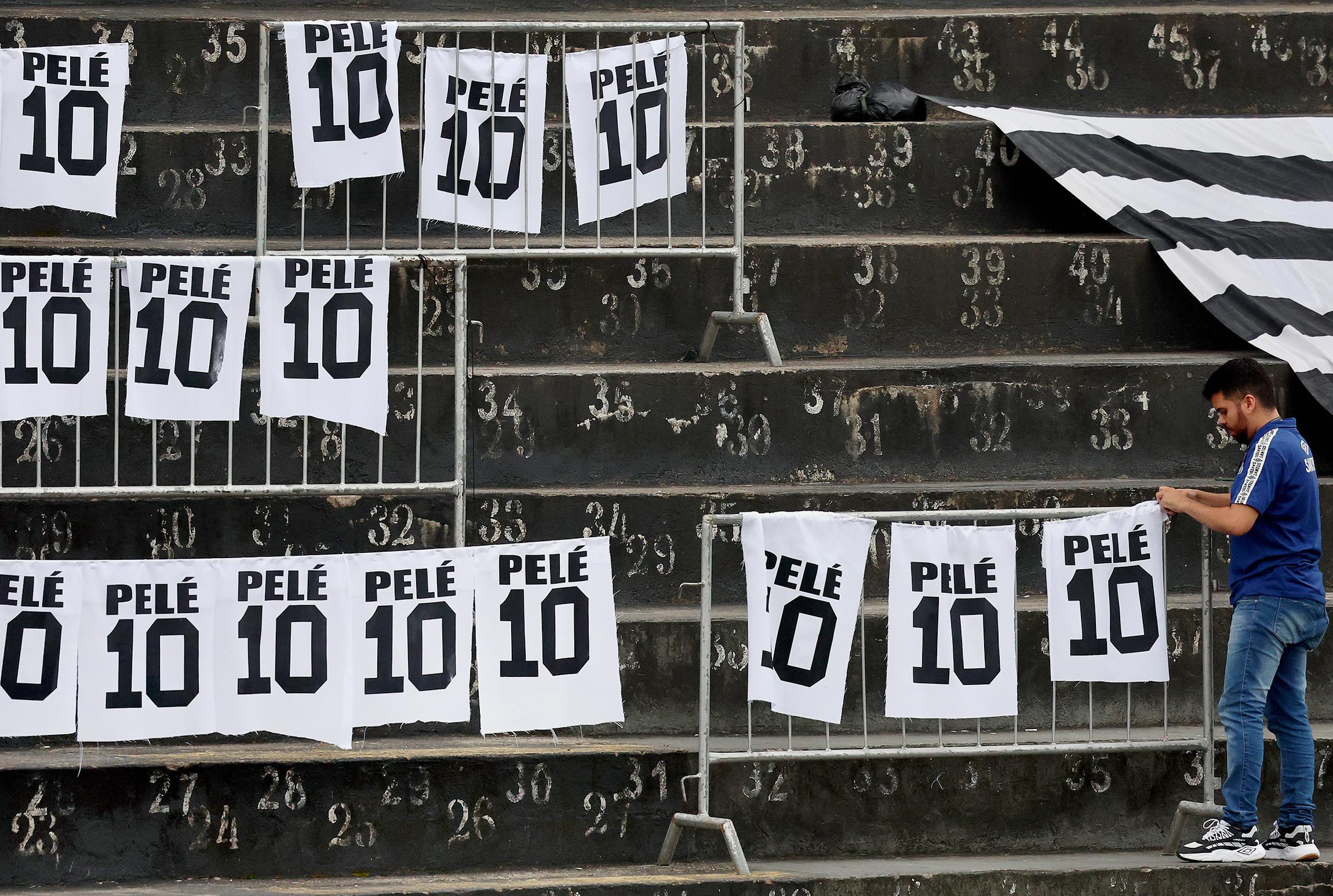 С утра шла подготовка стадиона: люди вывешивали плакаты с фамилией Пеле и номером 10. Ранее в бразильском &laquo;Сантосе&raquo; сообщили, что не собираются выводить из обращения десятый номер, под которым прославился Пеле. По словам президента &laquo;Сантоса&raquo; Андреса Руэда, в последние дни было обнаружено интервью, которое Пеле дал в 2017 году. В нем его прямо спрашивали о возможности того, что Сантос уберет из обращения номер 10. &laquo;Он (Пеле.&nbsp;&mdash; РБК) ясно сказал, что ему не нравится эта идея&raquo;,&nbsp;&mdash; отметил Руэда