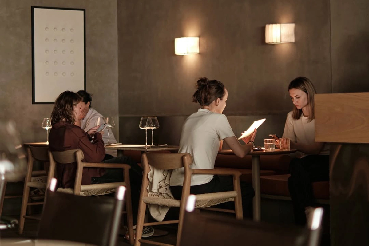 Бистро Nouge от команды Kalabasa обновило винную карту под руководством шеф-сомелье Евгения Коваленко, который давно известен в Москве своей любовью к винному авангарду, смелым «натуралистам» и нестандартным ходами в винной карте