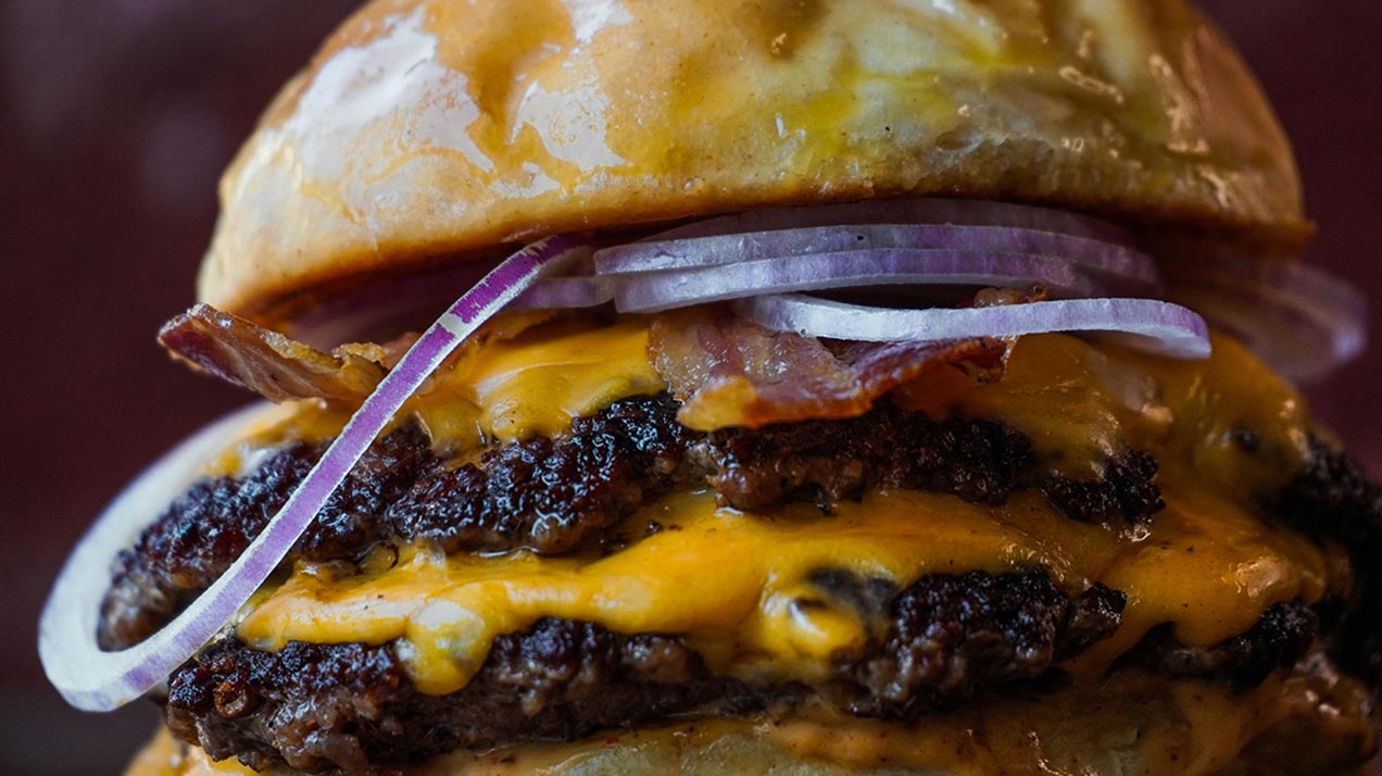 Смэш-бургеры: как они появились, где искать и какое вино к ним подойдет
