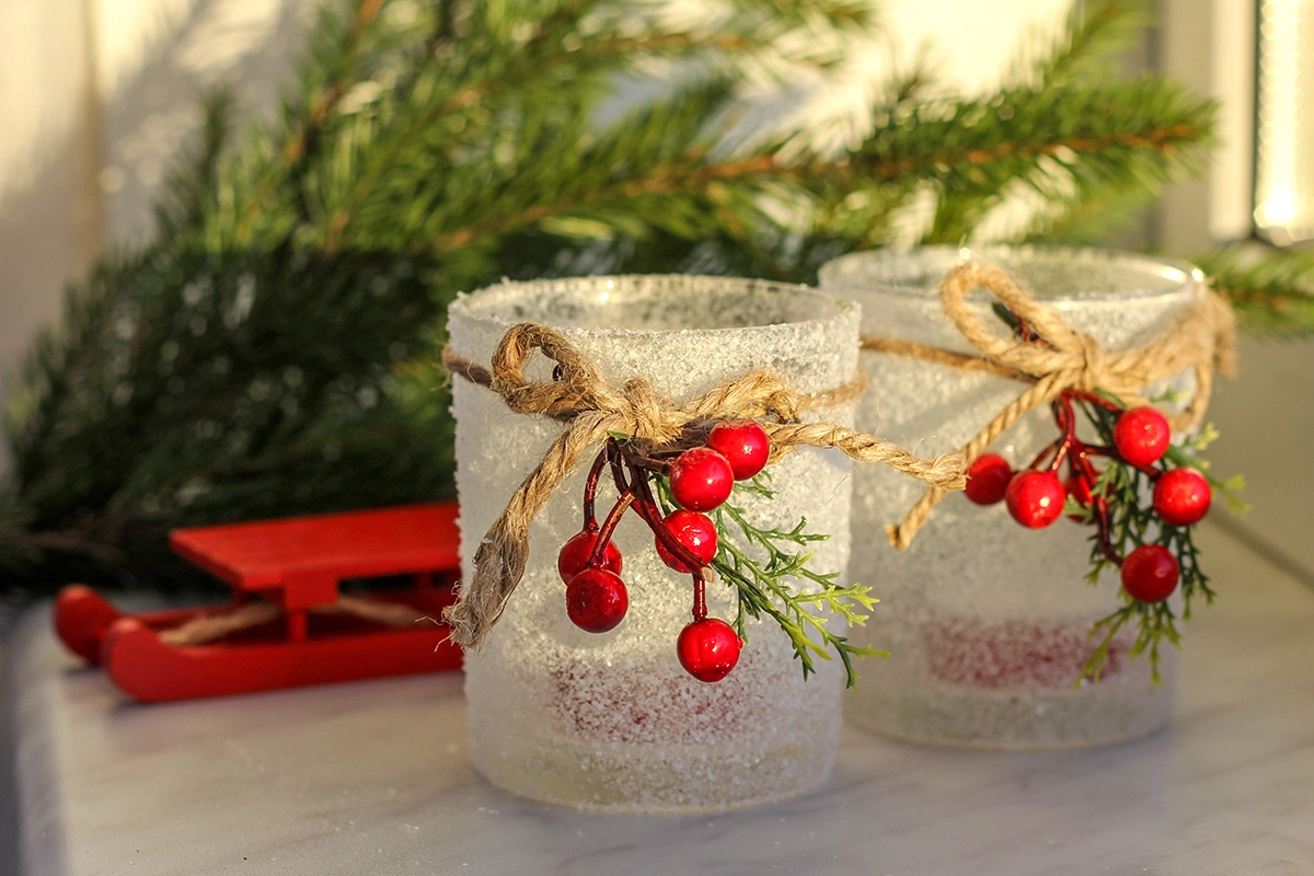 На фоне белого кружева будут хорошо смотреться яркие красные ягоды рябины или любые другие контрастные украшения