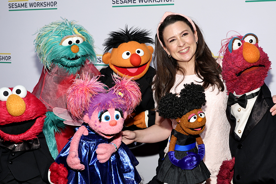 К героям года издание также отнесло американского педагога и блогера мисс Рэйчел (Рэйчел Анну Аккурсо). Она снимает ролики для детей, в том числе музыкальные, направленные на развитие речи. Актер Роб Делани в тексте о ней написал, что мисс Рэйчел&nbsp;&mdash; не только автор популярных видео, но и защитница прав детей. В течение двух последних лет она активно защищала детей в Газе и других зонах военных действий, используя свои площадки для того, чтобы призвать к прекращению голода и геноцида, отмечает Делани.


В список &laquo;Герои&raquo; 2025 года, по версии FT, также попали гольфист Рори Макилрой, ученая Лотте Бьерре Кнудсен, бывший гонщик и предприниматель Зак Браун и бразильский политик Александр де Мораес.
