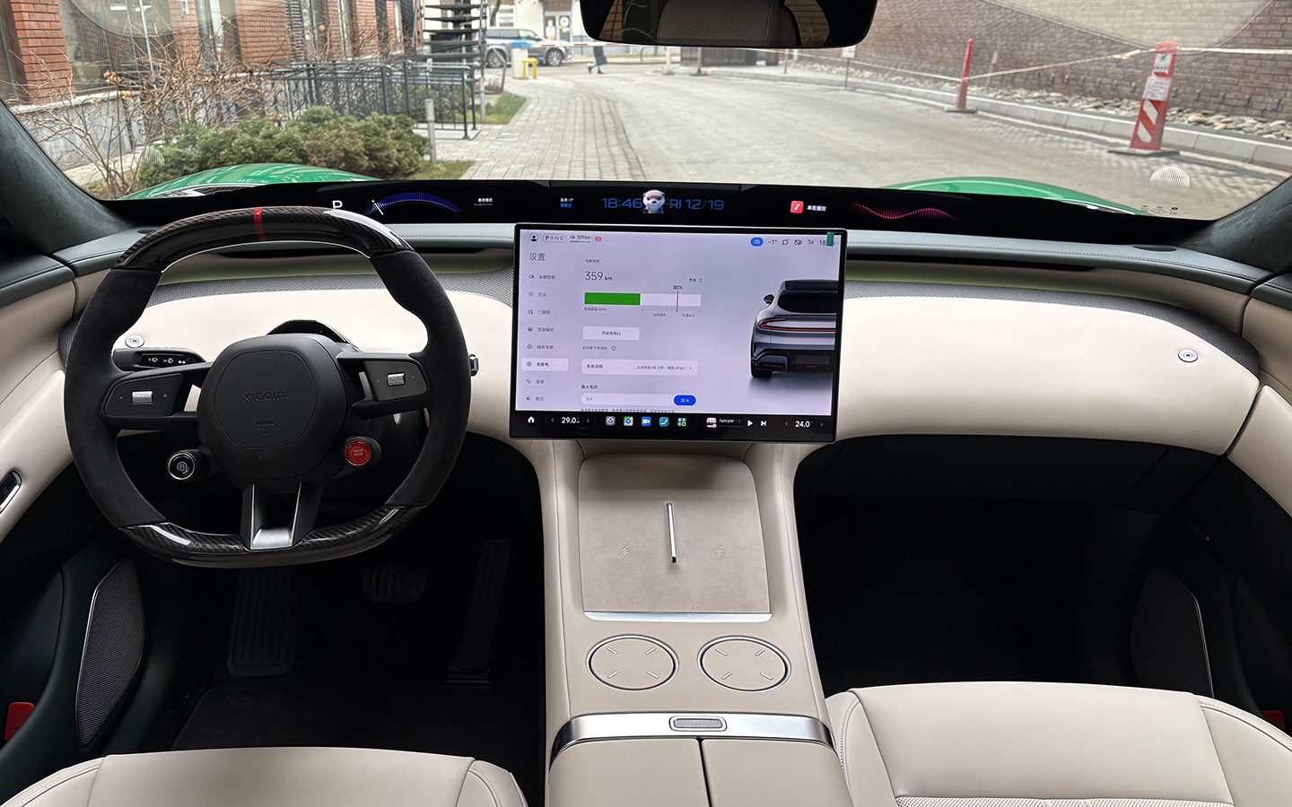 Под лобовым стеклом широкая полоска экрана, куда можно вывести информацию о поездке и всевозможные виджеты