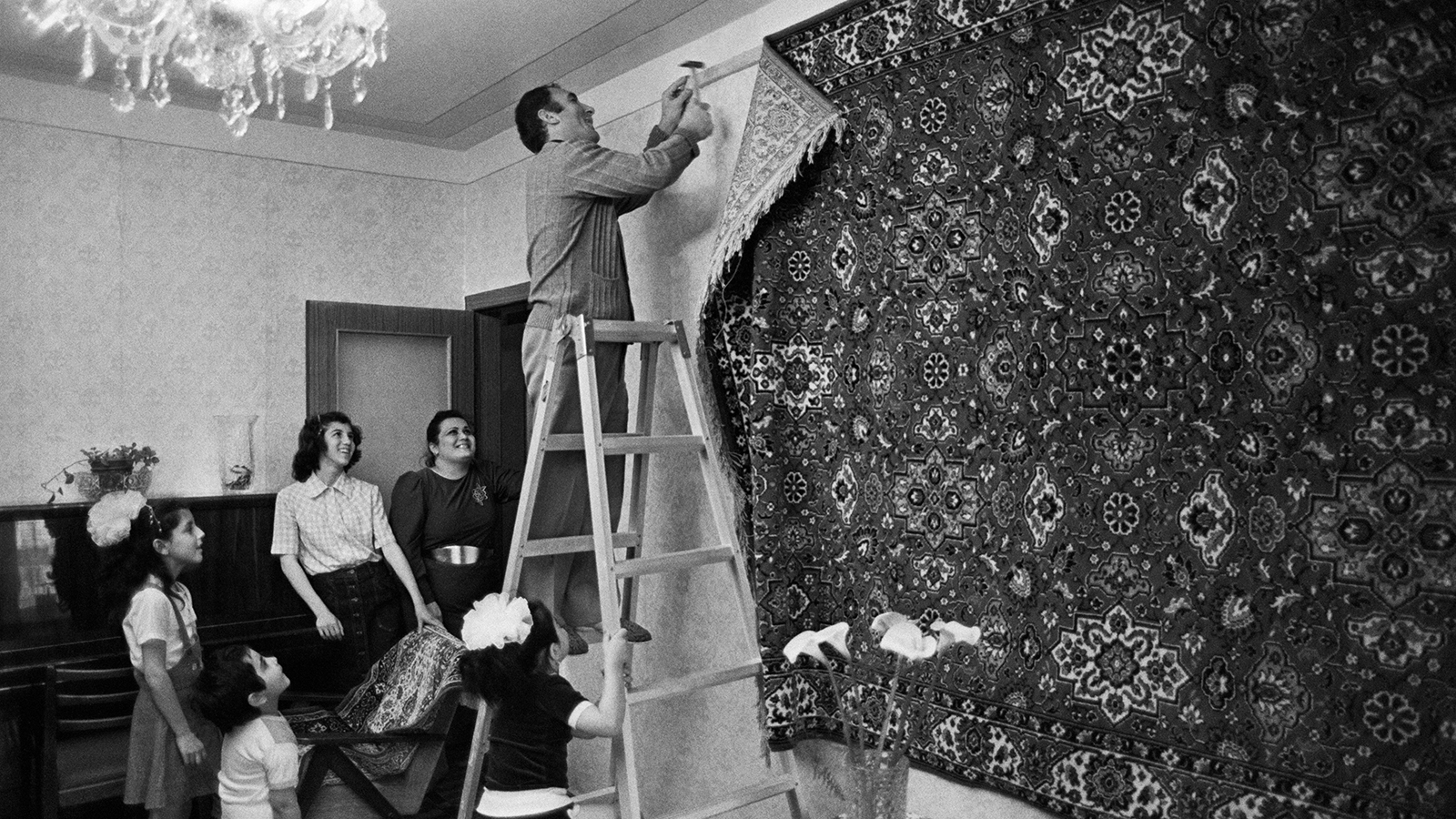 Эпоха ковров в советском интерьере началась в 1960-е годы — они стали выполнять сразу несколько функций, на стену их вешали не только для красоты