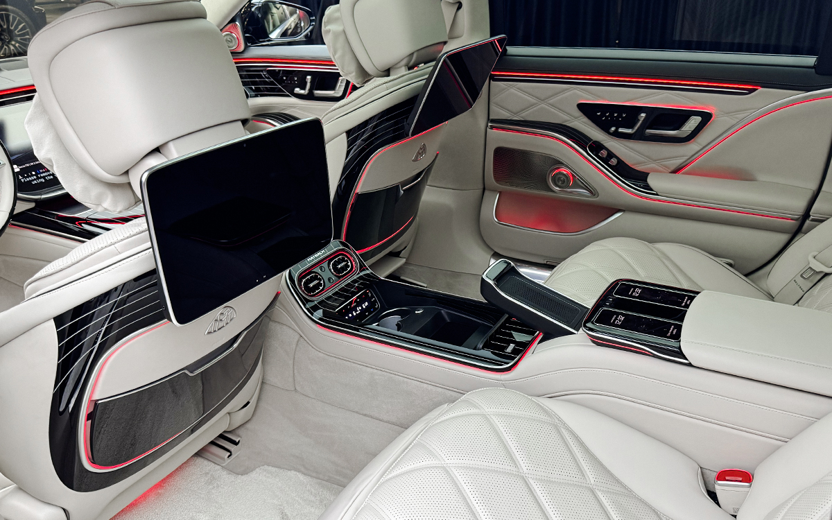 Впервые для Maybach доступен салон без использования натуральной кожи. Вместо нее используются премиальный текстиль Mirville, созданный из смеси льна и переработанного полиэстера, а также тисненая искусственная кожа
