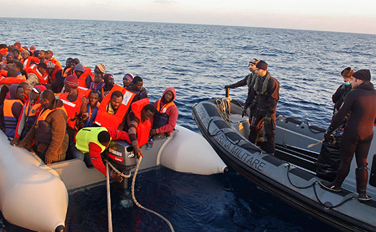 Операция по спасению мигрантов с потерпевшего крушение судна. Архивное фото