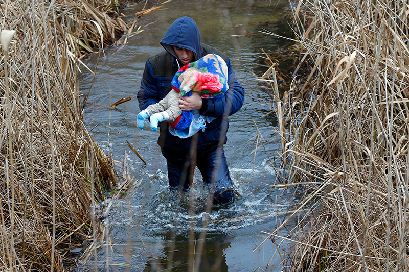 Житель Косово пересекает с ребенком венгерско-сербскую границу. Только за один месяц в ЕС попытались проникнуть более 10 тыс.&nbsp;косоваров




